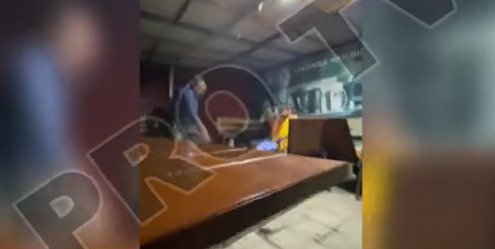 Caz șocant la Grozești. Un preot a fost filmat cum lovește cu cruzime o femeie și un tânăr
